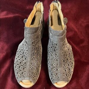 Earth origin grey suede shoe 8.5